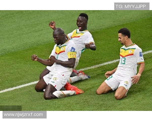 足球黑袖标背后的故事与意义探讨足球运动中的社会责任与人道关怀