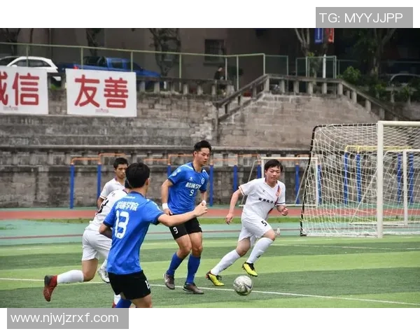 在音乐的旋律中奔跑足球场上尽情释放青春活力