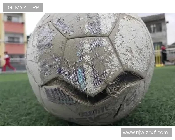 足球破了照片的瞬间记录了激情与梦想的交织与碰撞 足球破了照片的瞬间记录了激情与梦想的交织与碰撞